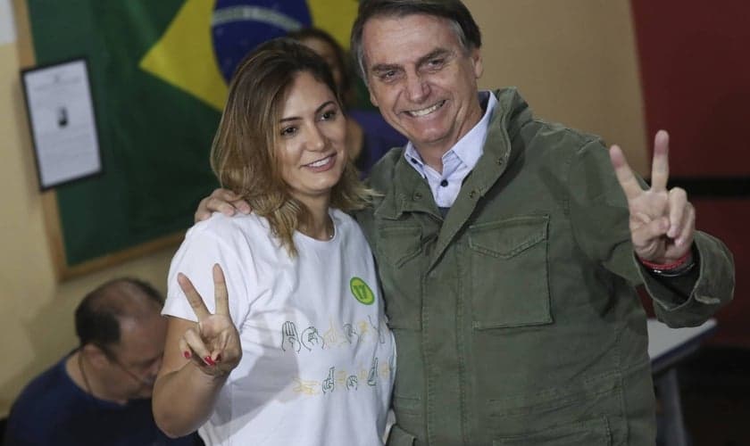 Michelle Bolsonaro ao lado do marido, o presidente eleito do Brasil, Jair Bolsonaro. (Foto: Ricardo Moraes/AP)