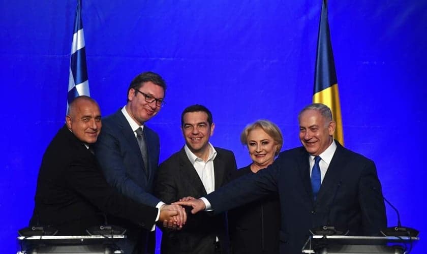 Primeiro-ministro Benjamin Netanyahu (direita) com os líderes da Bulgária, Sérvia, Grécia e Romênia em Varna. (Foto: EPA)