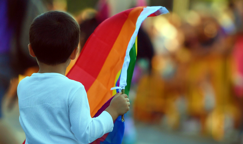 Criança participa de parada do orgulho gay, nos EUA. (Foto: BreitBart)