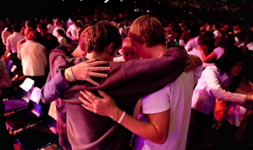 Jovens abraçados em momento de oração. A InterVarsity quer alcançar estudantes universitários. (Foto: InterVarsity USA)
