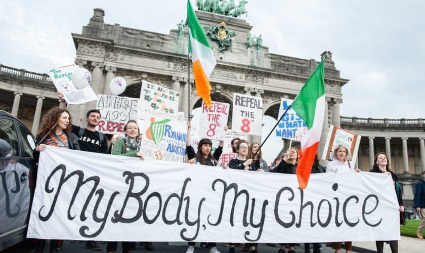Manifestantes em protesto a favor da legalização do aborto na Irlanda. (Foto: Romy Arroyo Fernandez/NurPhoto)