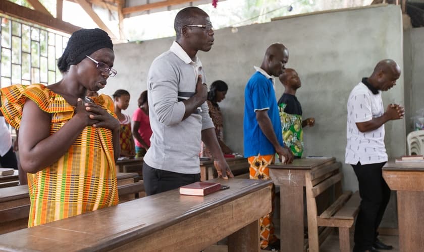 Cristãos africanos durante adoração na Igreja Metodista Unida da Nova Jerusalém em Abidjan, na Costa do Marfim. (Foto: UMNews)