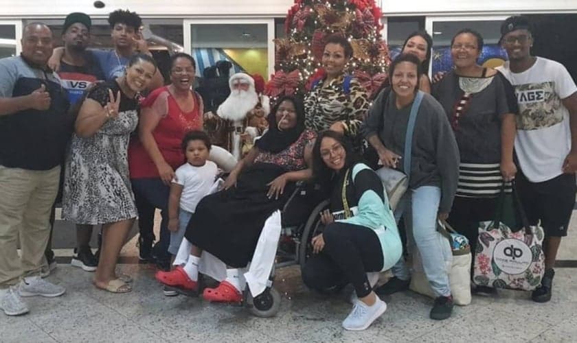 Deise Cipriano, do Fat Family, ao lado de amigos e familiares no dia em que recebeu alta do hospital. (Foto: Reprodução/Instagram)