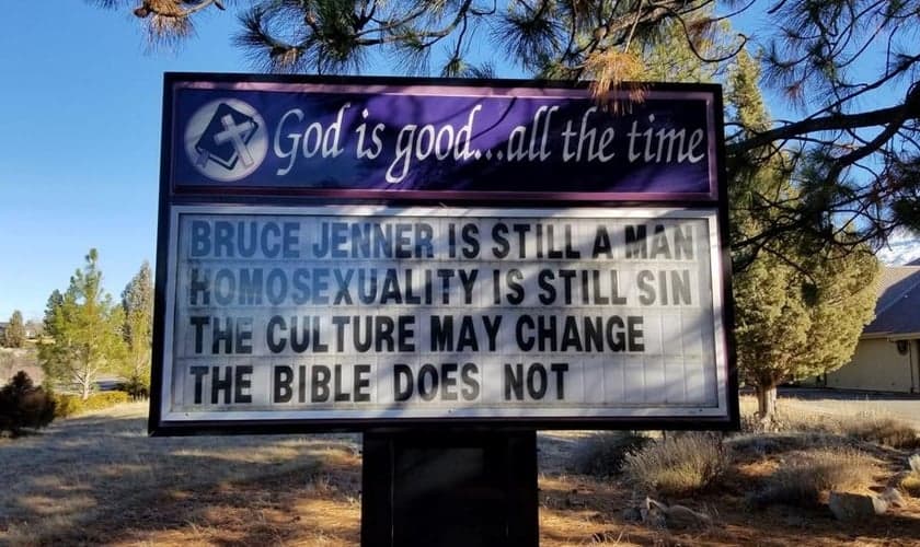 O letreiro da placa em frente à igreja dizia: "Bruce Jenner ainda é um homem. A homossexualidade ainda é pecado. A cultura pode mudar. A Bíblia não". (Foto: Reprodução/Facebook)