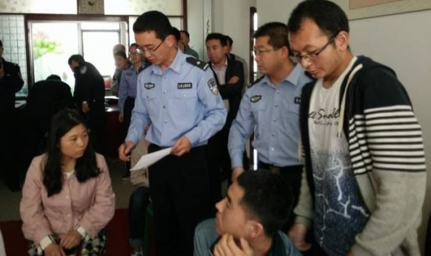 Polícia chinesa detém cristãos. (Foto: China Aid)