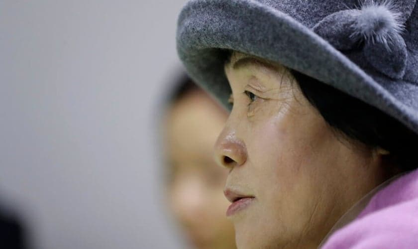 Desertora norte-coreana Kwak Jeong-ae, 65 anos, fala sobre perseguição religiosa em entrevista em Uijeongbu, na Coreia do Sul. (Foto: AP Photo/Lee Jin-man)