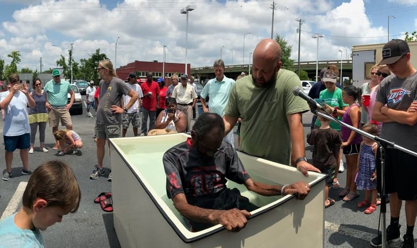 Keith Akins batiza homem em um estacionamento no centro de Birmingham, Alabama. (Foto: Reprodução/Baptist Press)
