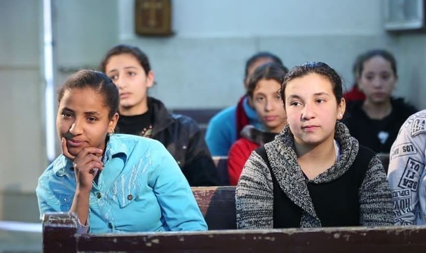 Garotas participam de estudo bíblico no Egito. (Foto: Missão Portas Abertas)
