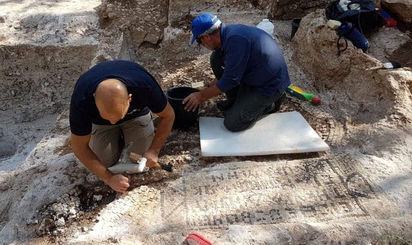 Arqueólogos encontram mosaico no lagar samaritano. (Foto: Raleb Abu Diab/Autoridade de Antiguidades de Israel)