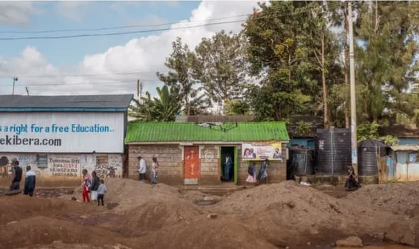 Igreja do Milagre de Cristo em prédio originalmente construído como um banheiro público, em Kibera, Quênia. (Foto: Divulgação/Peter DiCampo)