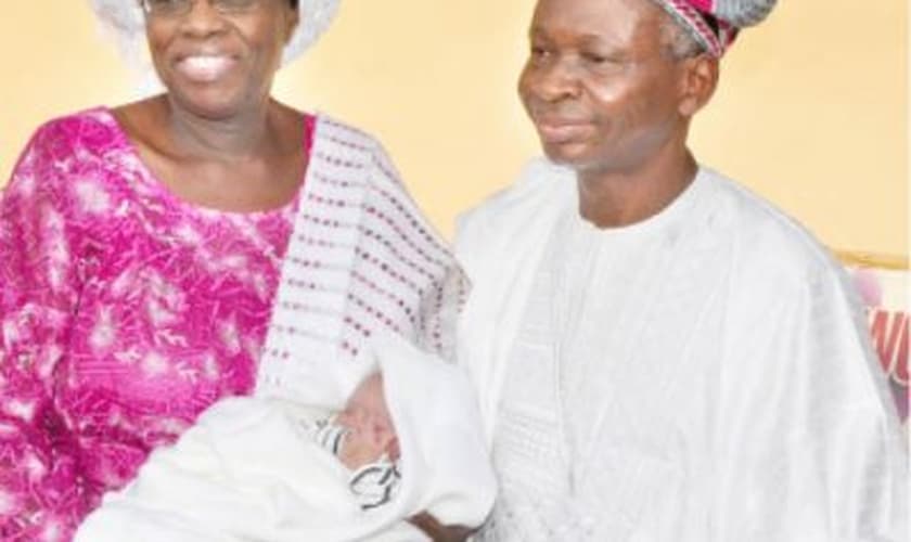 Comfort e seu marido com a filha Ayobami. (Foto: Reprodução/Daily Trust)