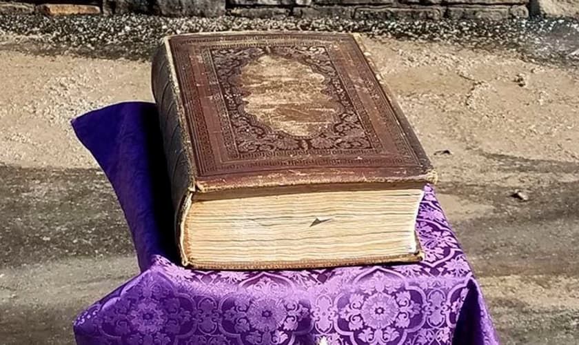 A Bíblia de 150 anos sobreviveu a dois grandes incêndios nas igrejas de Wisconsin. (Foto: Igreja Metodista Unida de St. Paul)