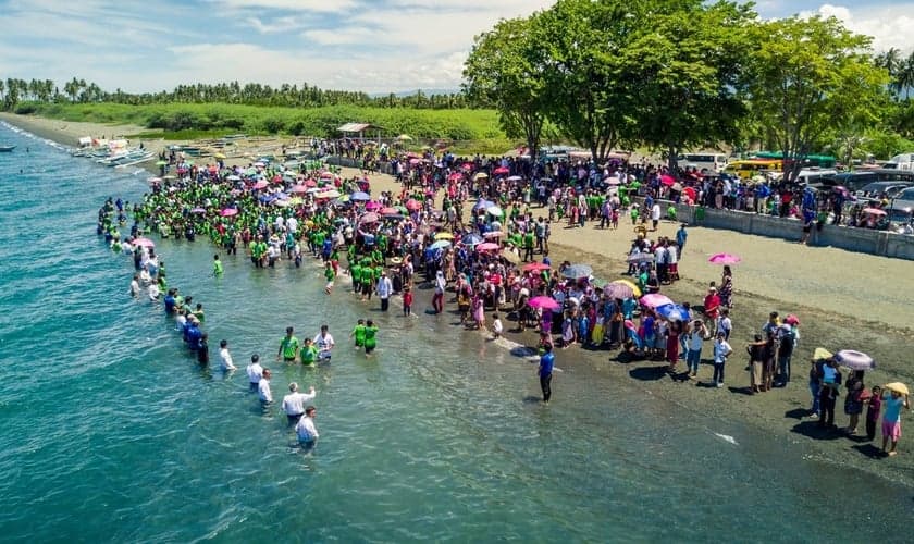 Pessoas sendo batizadas na Ilha Mindoro, nas Filipinas, em 2017. Cerca de 1.400 pessoas foram batizadas após reuniões evangelísticas, que precedem uma campanha nacional em 2018. (Foto: Nick Knecht/AWR)