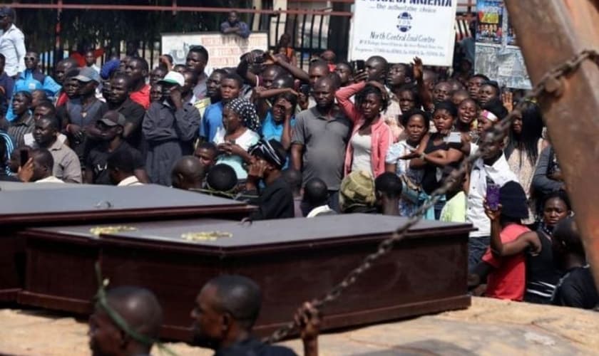 Pessoas choram enquanto um caminhão carrega os caixões de pessoas mortas pelos Fulani, em Makurdi, Nigéria. (Foto: Reuters/Afolabi Sotunde)