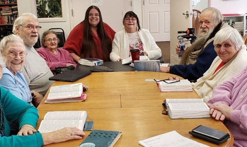 Jessica Arnold (de suéter vermelho) realiza um estudo bíblico semanal no lar de idosos. (Foto: AG News)
