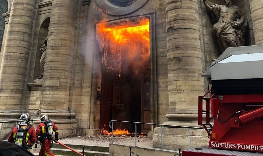 Bombeiros contêm incêndio provocado na igreja de Saint-Sulpice, em Paris. (Foto: @agneswebste/Via Reuters)