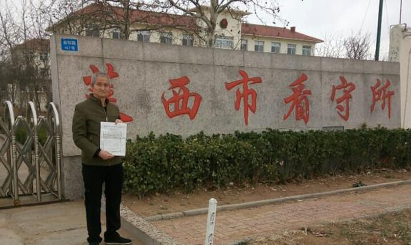 Pastor Zhou Dixian mostra o certificado de libertação após sair de um centro de detenção chinês. (Foto: Reprodução/ChinaAid)
