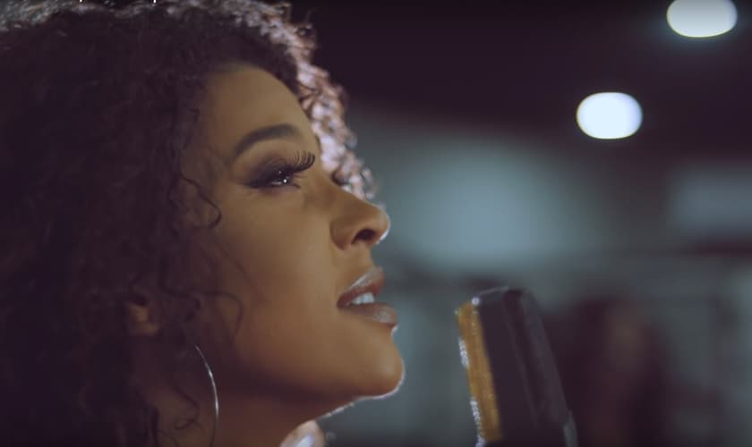 Gabriela Gomes está divulgando sua nova canção, "O Nome", gravada com a participação de Luma Elpídio. (Imagem: Youtube / Reprodução)