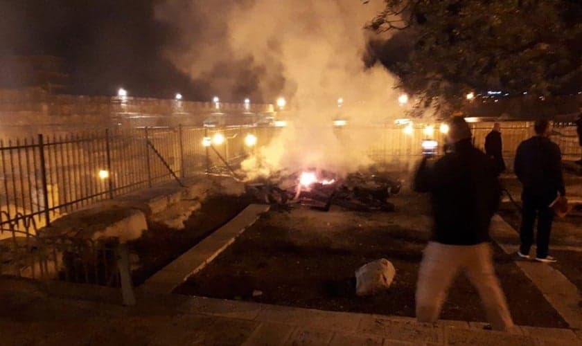 Uma das estruturas do Monte do Templo, em Jerusalém, foi tomada por chamas. (Foto: Reprodução/Twitter)