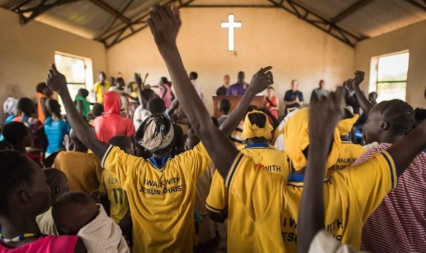 Cristãos sudaneses no culto. (Foto: Reprodução/Samaritans Purse)
