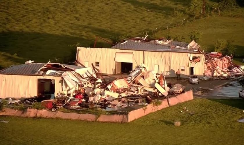 Imagens aéreas mostram danos na região de Bryan, no Texas, após as tempestades. (Foto: KPRC)