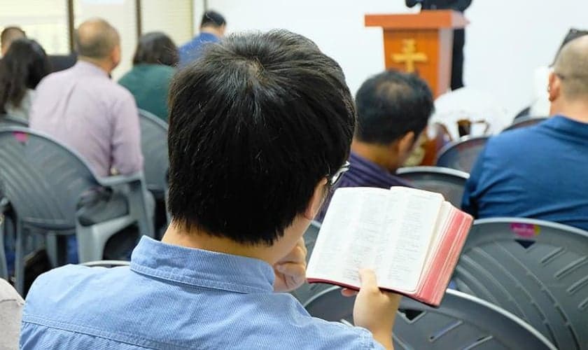 Cristãos chineses leem a Bíblia em uma igreja em Nairóbi. (Foto: Reprodução/CNN)