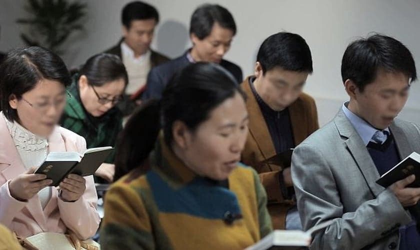 Chineses em sua prática de fé cristã. (Foto: Reprodução/Bitter Winter)