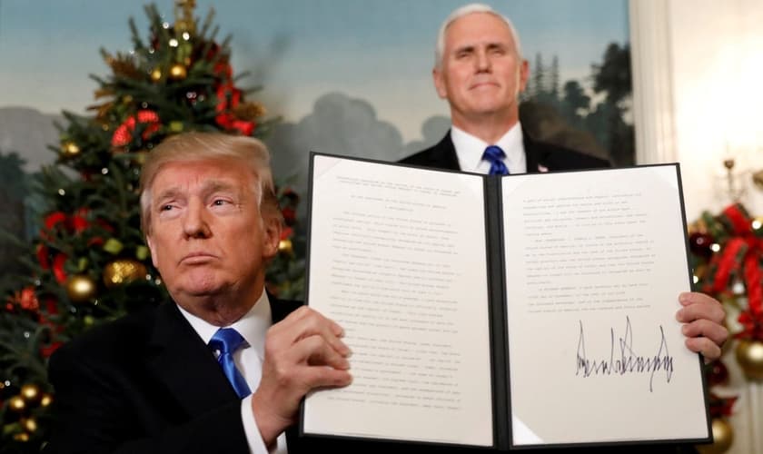 Presidente dos EUA, Donald Trump, com a proclamação da transferência de sua embaixada para Jerusalém, em dezembro de 2017. (Foto: Kevin Lamarque/Reuters)