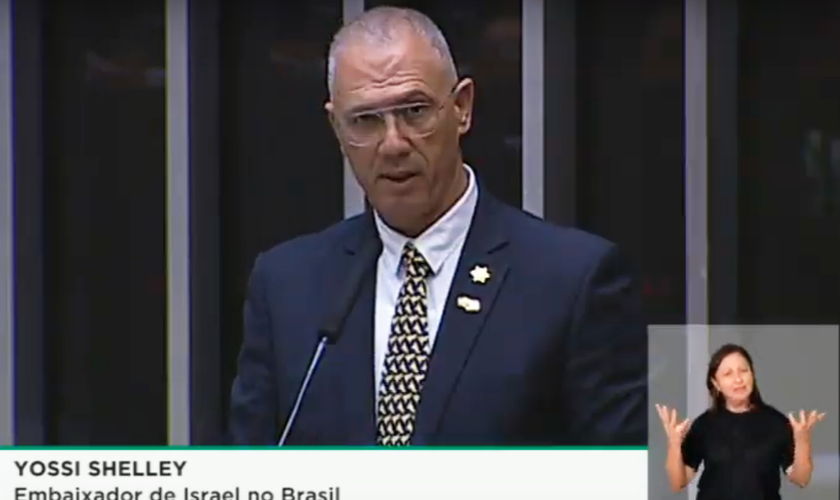 Embaixador de Israel no Brasil, Yossi Shelley, em discurso na Câmara dos Deputados. (Foto: Reprodução/TV Câmara)