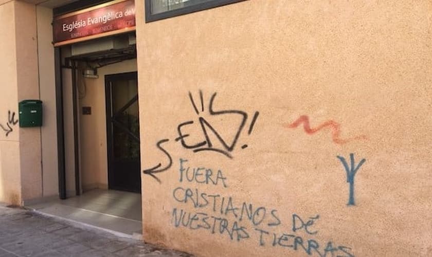 Fachada da igreja evangélica vandalizada. (Foto: Reprodução/Facebook)