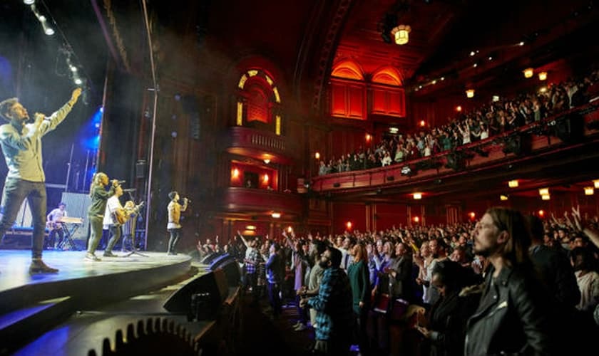 A Hillsong Church London possui quatro cultos, com a participação de 8.000 pessoas, todos os domingos no Dominion Theatre. (Foto: Reprodução/Hillsong Church London)