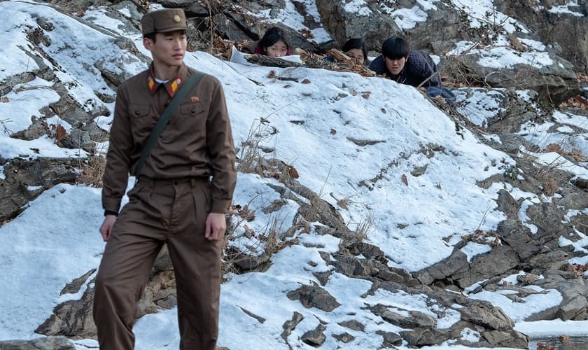 Imagem ilustrativa de guarda vigiando a fronteira da Coreia do Norte. (Foto: The Voice of the Martyrs)