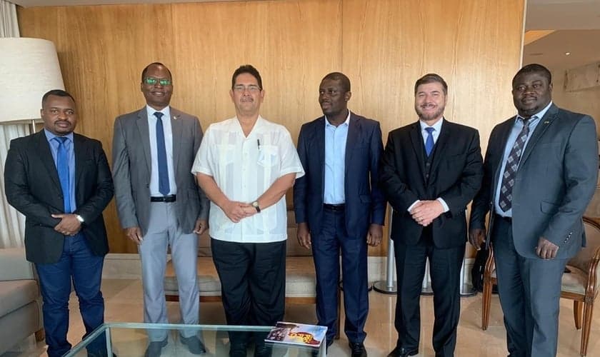 Tomegah Messanvi - Diretor da AfroChamber, Antônio Carlos de Salles Menezes - Embaixador do Brasil no Togo, Sr. Lucien Eyana Edjaide - encarregado de negócios da Embaixada do Togo no Brasil e Rui Mucaje -Presidente da Afrochamber (Foto: Arquivo pessoal)