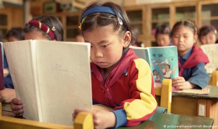 Crianças da Coreia do Norte crescem sob intensa doutrinação comunista sob a ditadura de Kim Jong Un. (Foto: DW)