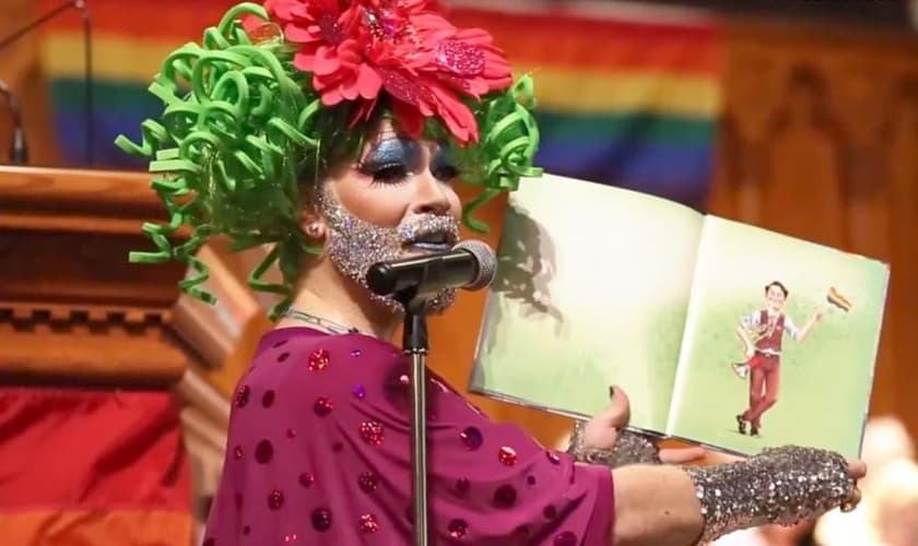 Dan Davidson vestiu-se como Sparkle Leigh para contar às crianças uma história infantil que promove a homossexualidade. (Foto: Cincinnati.com)