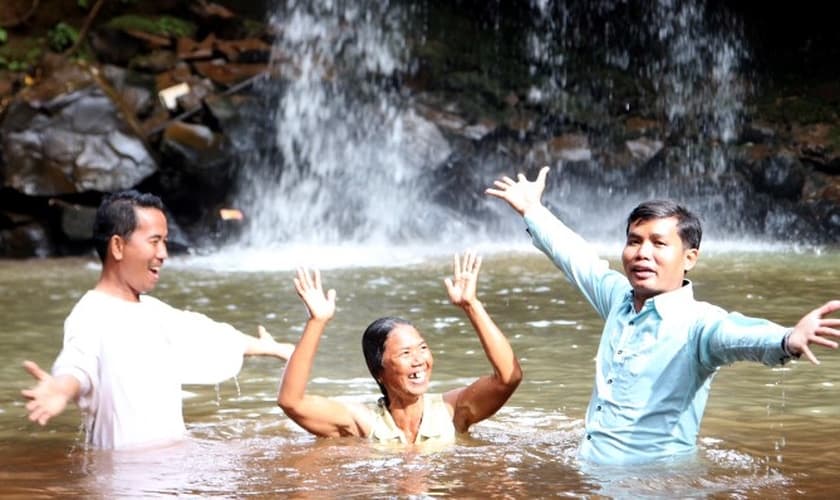 Nova convertida no sudeste da Ásia celebra após ser batizada. (Foto: Reprodução/BP News)