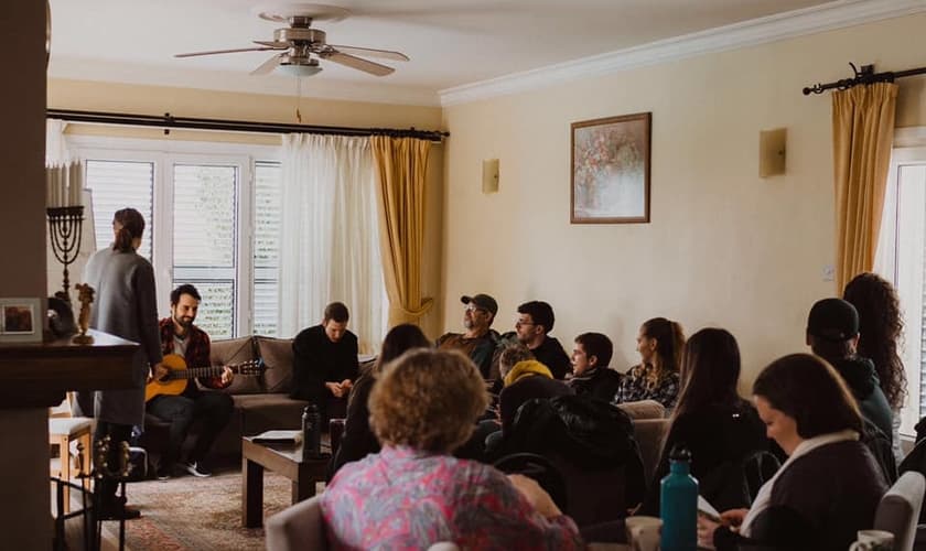 Cristãos reunidos em semanas de imersão de estudo bíblico no Oriente Médio. (Foto: Frontiers Alliance International)
