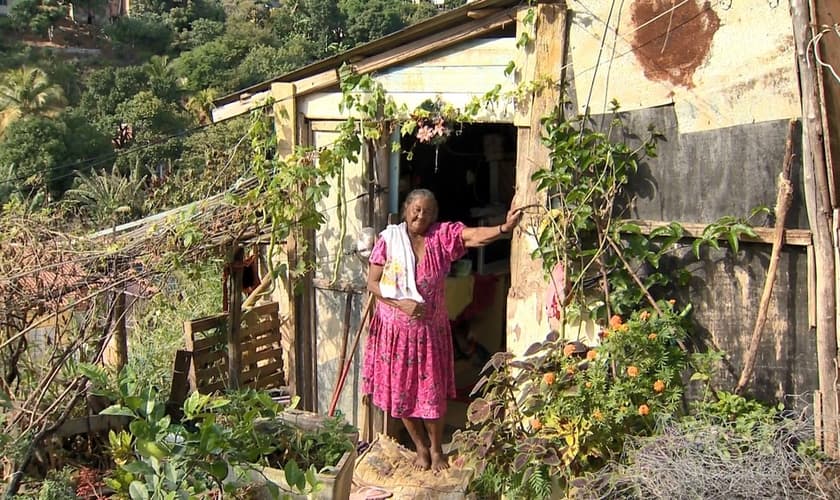 A aposentada mora em um barraco de madeira com a neta. (Foto: Reprodução/TV Gazeta)