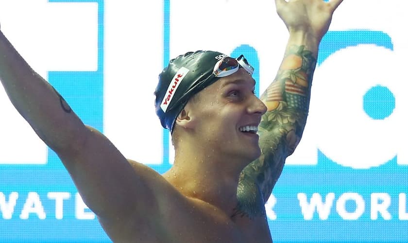 Caeleb Dressel afirma que a Bíblia o inspira a dar o melhor de si no esporte. (Foto: BBC)