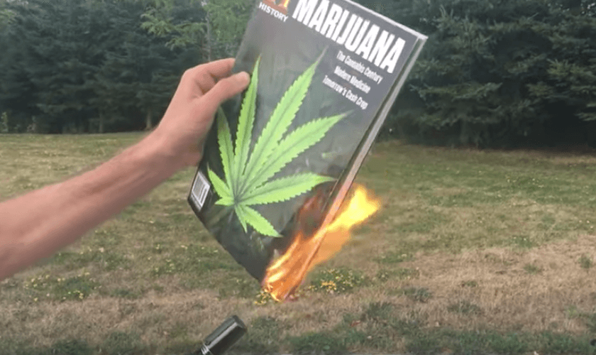 Ex-viciado destrói materiais e queima revista sobre maconha. (Foto: Reprodução/YouTube)