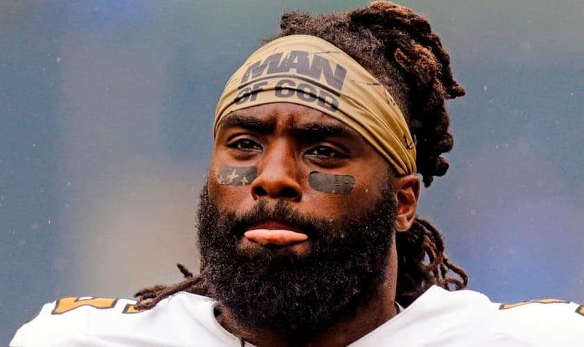 Demario Davis foi multado por usar uma faixa com a mensagem “Man of God” (“Homem de Deus”). (Foto: Stephen Lew/Icon Sportswire/Getty Images)