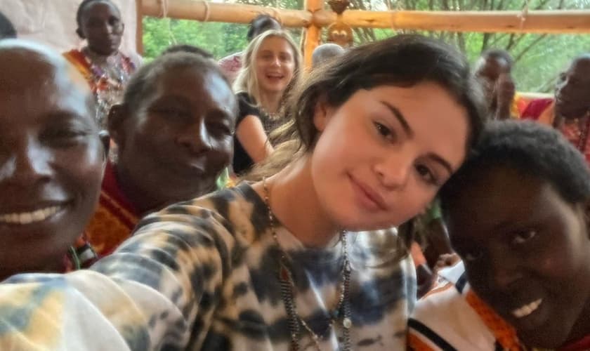 Selena Gomez em sua viagem missionária ao Quênia. (Foto: Reprodução/Instagram)