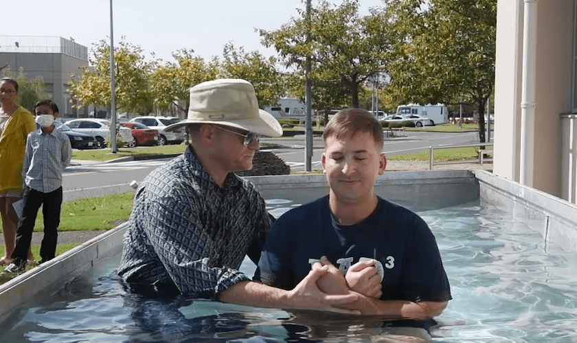 Jon Neil batizou fuzileiros navais e a filha do chefe de operações da estação aérea em Iwakuni, no Japão. (Foto: YouTube/AFN Iwakuni)