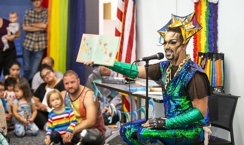 O momento de histórias contadas a crianças por Drag Queens era restrito às bibliotecas públicas nos EUA, porém agora, escolas públicas também estão aderindo ao programa. (Foto: The Seattle Times)