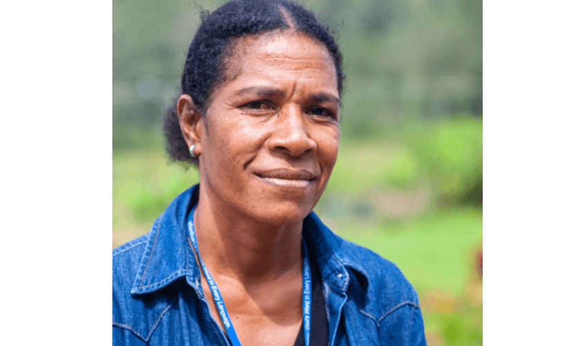 Cyndi Guvama, tradutora da Bíblia em Korafe. (Foto: Reprodução / Stephanie Ernandes)