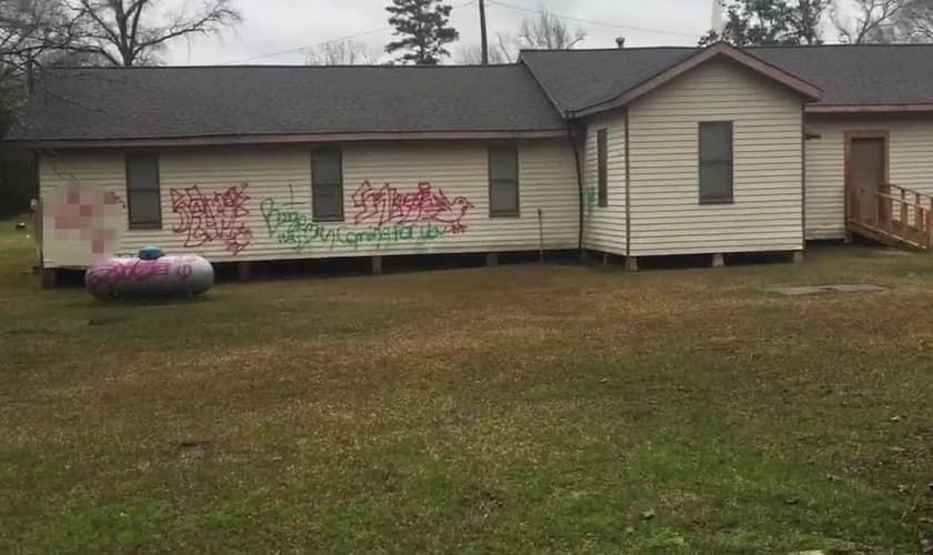 Fachada da igreja pichada com mensagens ameaçadoras. (Foto: Reprodução/KLTV)