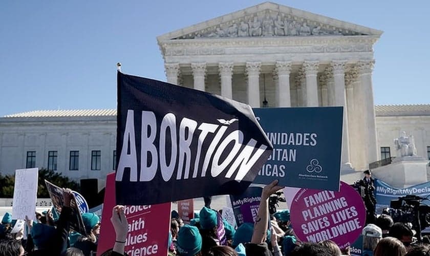 Militantes pró-aborto fazem manifestação em frente ao prédio da Suprema Corte dos EUA. (Foto: Greg Nash)