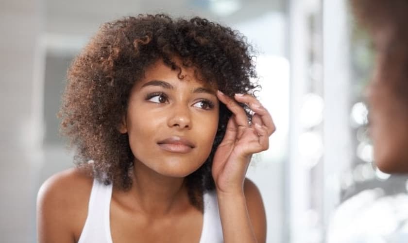 Siga dicas para manter as sobrancelhas cheias, saudáveis e sem falhas. (Foto: People Images/Getty Images)