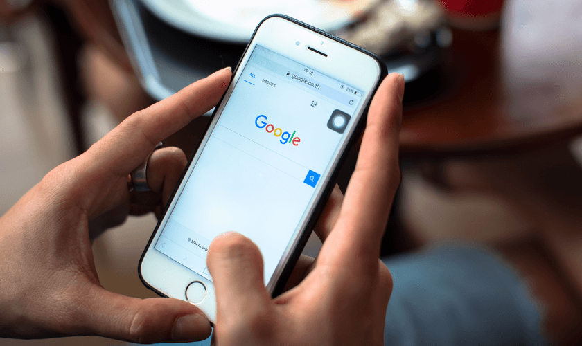 Há um aumento no número de pessoas que buscam por orações na internet. (Foto: Nuttapol Sn/Shutterstock)