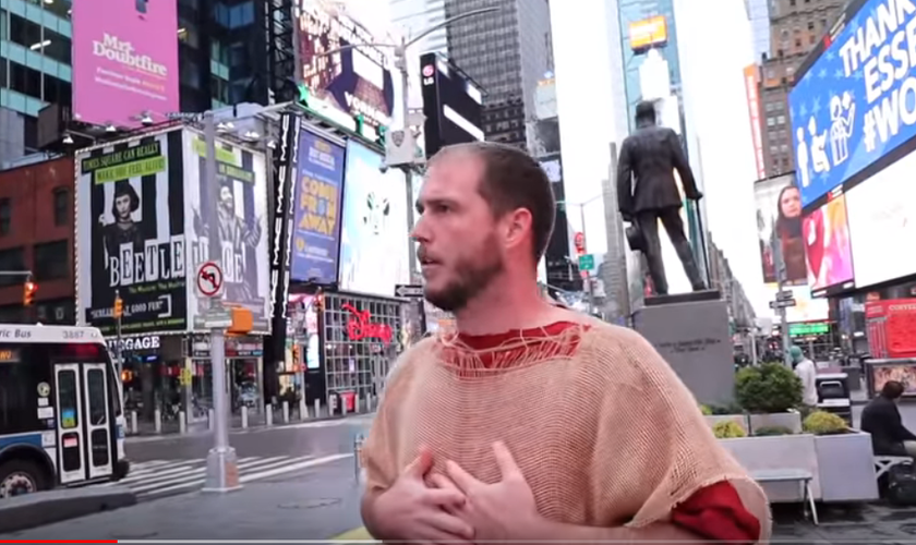 Phillip Blair prega na Times Square, um dos principais pontos turísticos de Nova York. (Foto: Reprodução/YouTube)